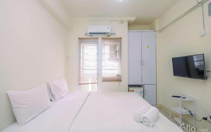 Studio with Access to Mall Green Pramuka Travelio