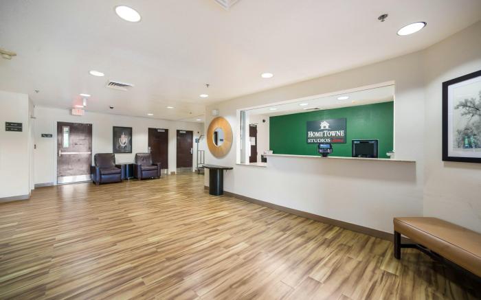 HomeTowne Studios by Red Roof St. Louis - Airport/ N Lindbergh