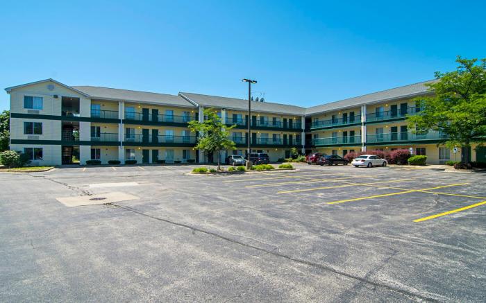 HomeTowne Studios Chicago - Waukegan