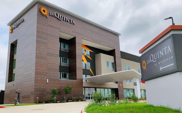 La Quinta Inn and Suites by Wyndham - Red Oak TX IH-35E