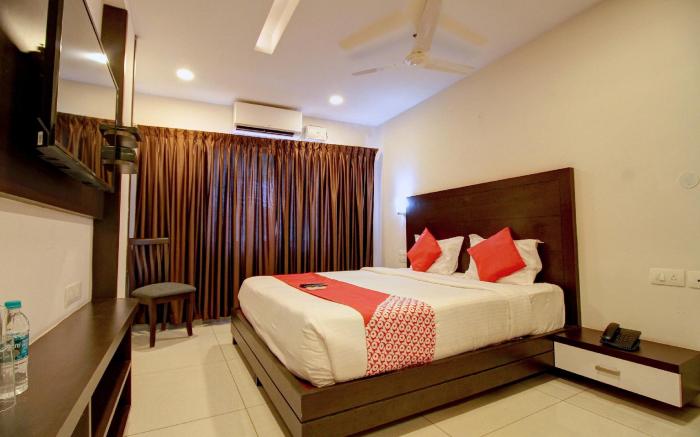 OYO 15909 The Traders Hotel