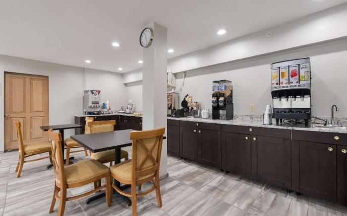Econo Lodge Inn & Suites