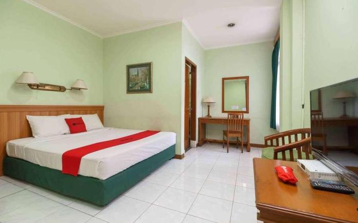RedDoorz Plus near Kemang Raya