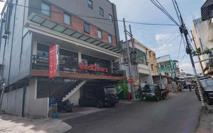 RedDoorz Plus @ Doorman Guest House