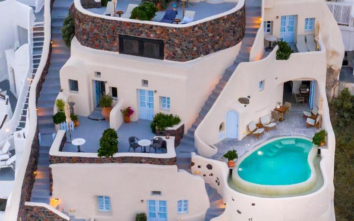 Pezoules of Oia