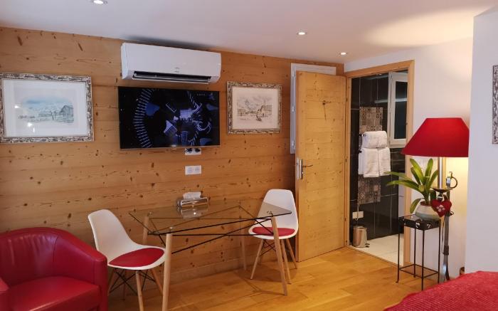 Chalet la Cachette Cyclists Skiers