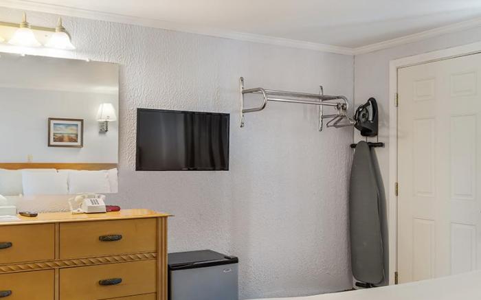 Americas Best Value Inn & Suites Hyannis Cape Cod