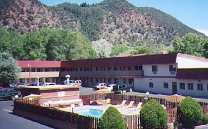 Glenwood Springs Cedar Lodge