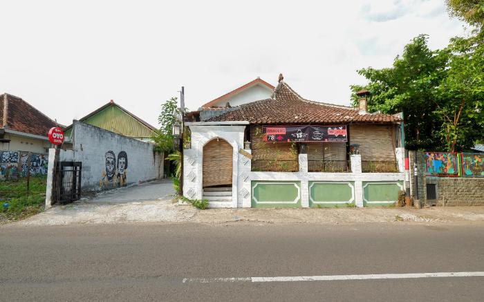 OYO 4016 Tan Jokteng Guest House