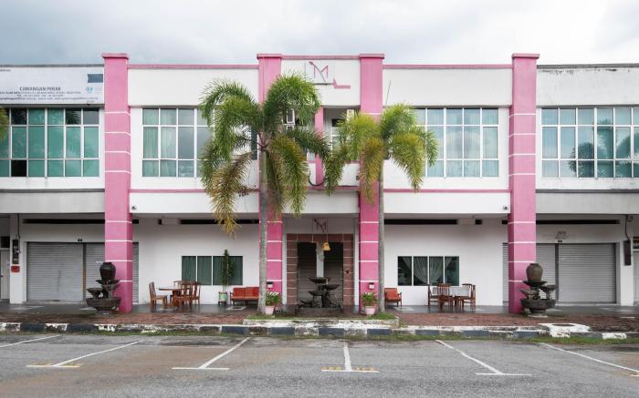 M MOTEL MERU