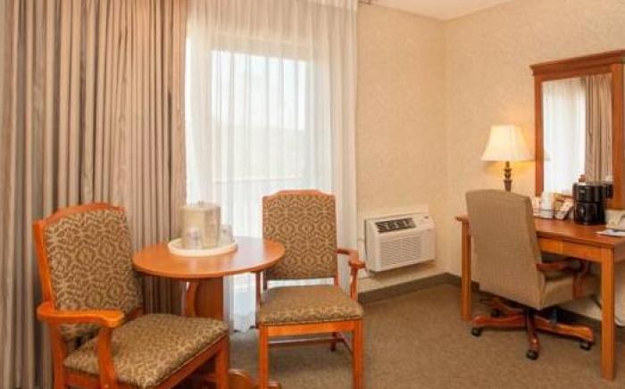 Best Western Plus Rivershore Hotel