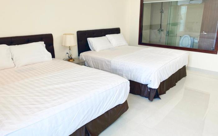 DELUXE HOTEL