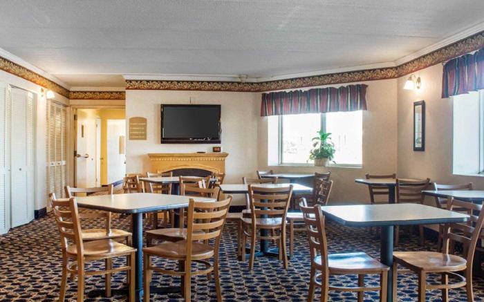 Econo Lodge Darien Lakes