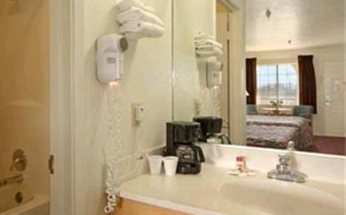 Upper Lake Inn & Suites