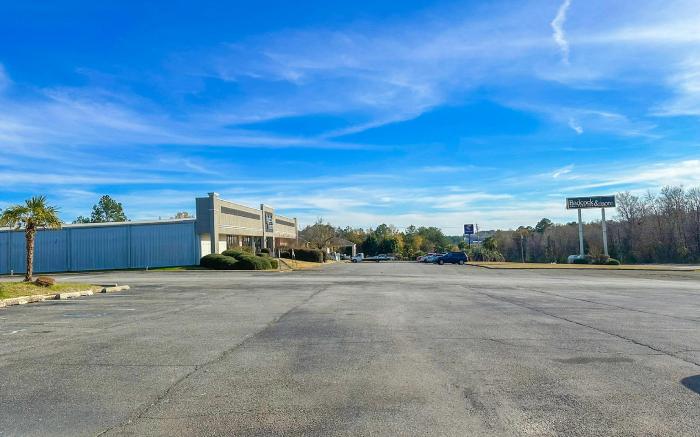 Super Inn & Suites by OYO Milledgeville