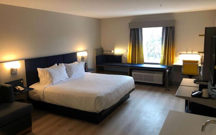 Microtel Inn & Suites by Wyndham Hot Springs