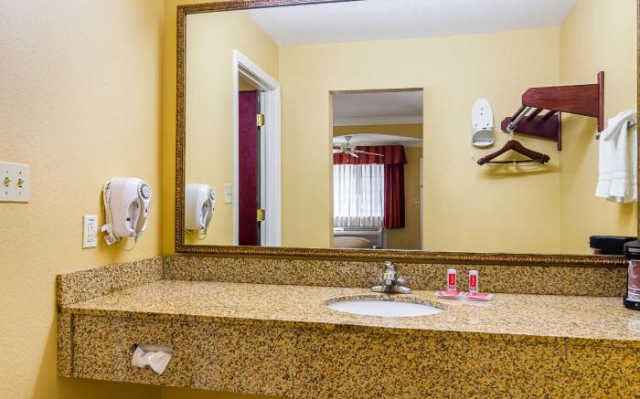 Econo Lodge Inn & Suites Bryant