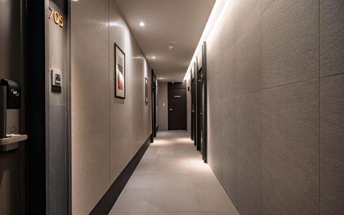 BROWN-DOT HOTEL Signature