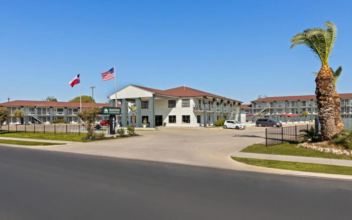 HomeTowne Studios San Antonio E – Frost Bank Center