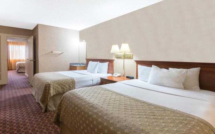 Ramada Hotel & Convention Center by Wyndham Topeka Downtown