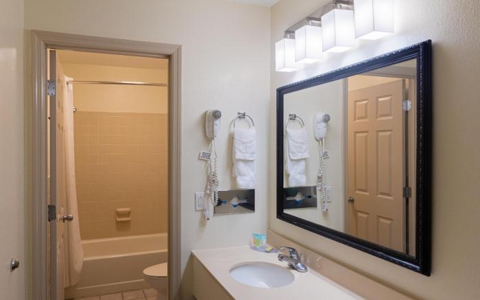 Cottonwood Suites Savannah Hotel & Conference Center
