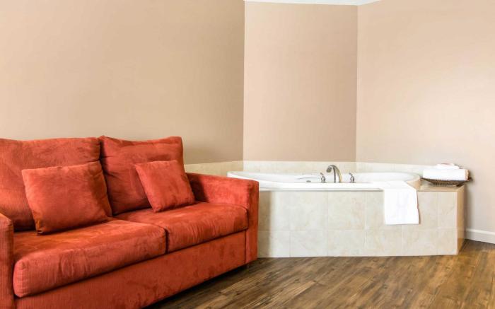 Econo Lodge Inn & Suites