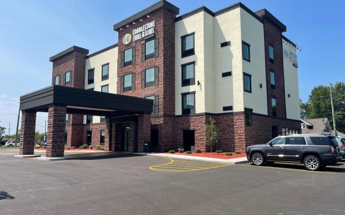 Cobblestone Hotel & Suites - Little Chute