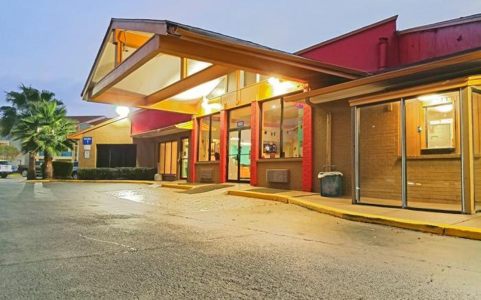 Howard Johnson by Wyndham Houston Hobby Airport