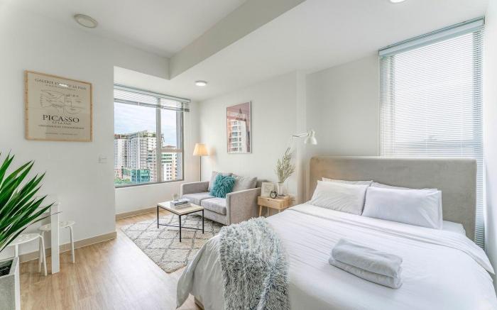 DANNY’s STYLIST FREE POOL APT in CBD, Bui Vien