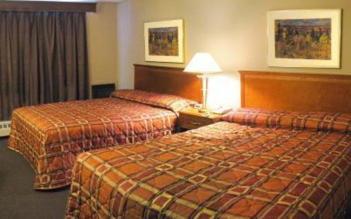 Colonial Square Inn & Suites