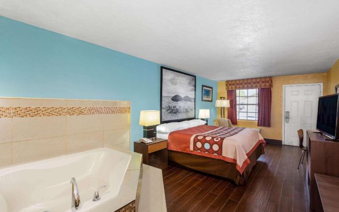 Super 8 By Wyndham Bradenton Sarasota Area