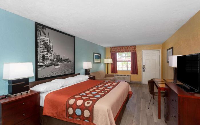 Super 8 By Wyndham Bradenton Sarasota Area