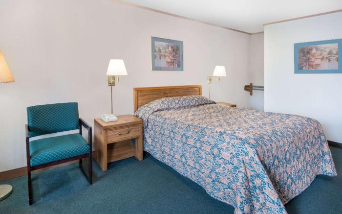 Knights Inn - Canton, OH