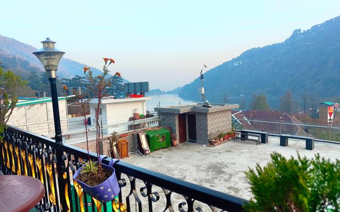 Goroomgo Deluxe Ankur Lake View Nainital