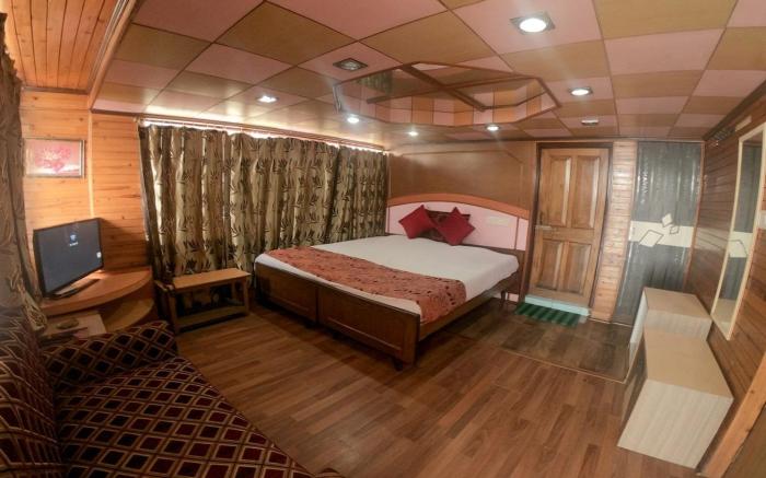 Goroomgo Broadway Mall Road Darjeeling with Kanchenjunga Himalayan View