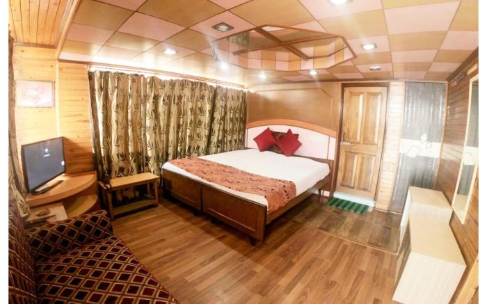 Goroomgo Broadway Mall Road Darjeeling with Kanchenjunga Himalayan View