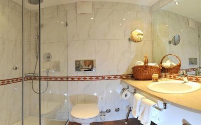 Hotel Norica - Thermenhotels Gastein mit dem Bademantel direkt in die Therme