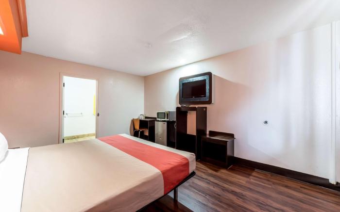 Motel 6 San Antonio, TX - Frost Bank Center