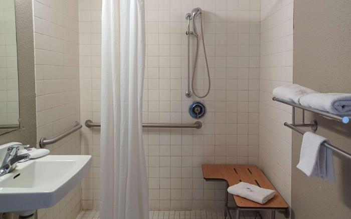 Motel 6 Fresno, CA - Blackstone North