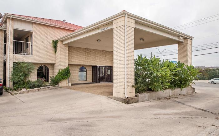 Motel 6 San Antonio, TX - Fiesta Trails