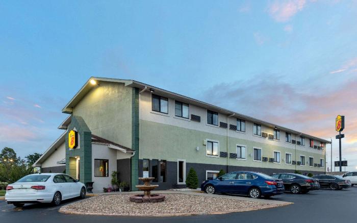 Super 8 By Wyndham Kansas City At Barry Road/Airport