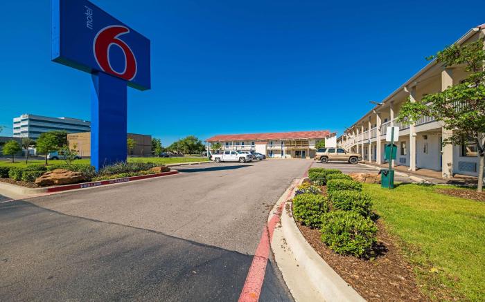 Motel 6 Dallas, TX - Farmers Branch