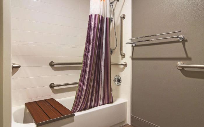 La Quinta Inn & Suites by Wyndham Cleveland - Airport North