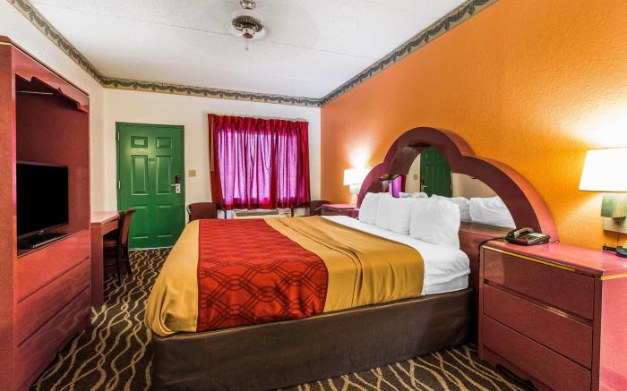 Econo Lodge Inn & Suites
