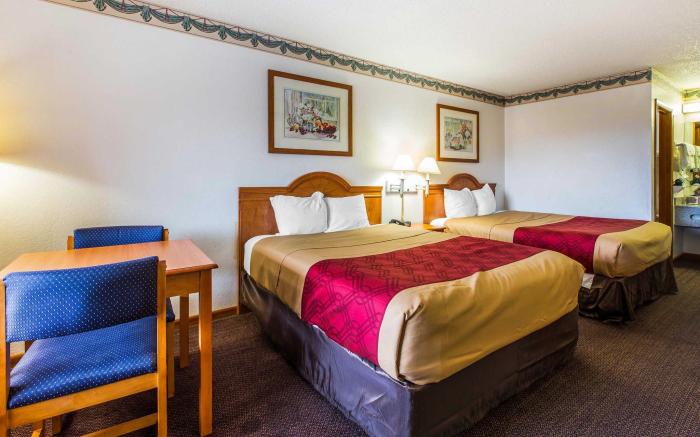 Econo Lodge Inn & Suites