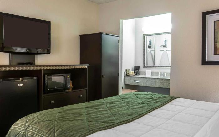 Quality Inn & Suites Greenville - Haywood Mall