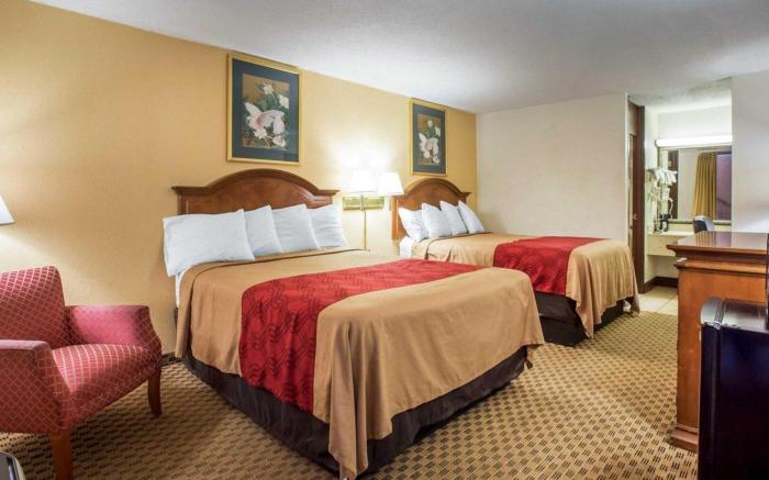 Econo Lodge  Inn & Suites