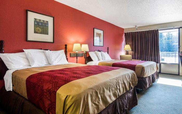 Econo Lodge Inn & Suites Conference Center