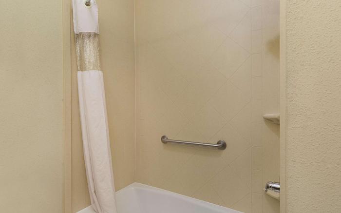 La Quinta Inn & Suites by Wyndham Houston East at Normandy