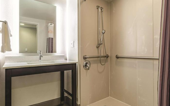 La Quinta Inn & Suites by Wyndham Warwick Providence Airport